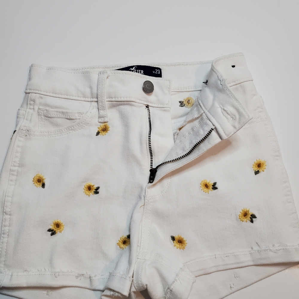 Hollister girls white shorts 23" waist Flower embroidery with tan t-shirt. - Picture 1 of 11